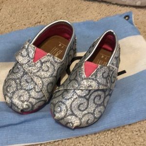 Tom’s silver and pink baby / tot size 4